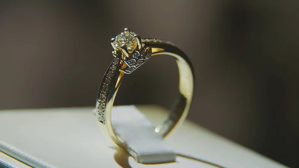 Kostbare diamanten ringen. Mooie luxe diamant juwelen etalage met ring pedant. Gouden ring met briljant geïsoleerd op zwarte achtergrond — Stockfoto