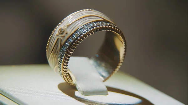 珍贵的钻石戒指。豪华的精品钻石珠宝橱窗与环的书呆子。与辉煌孤立在黑色背景上的金戒指 — 图库照片