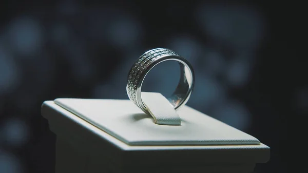 Kostbare diamanten ringen. Mooie luxe diamant juwelen etalage met ring pedant. Gouden ring met briljant geïsoleerd op zwarte achtergrond — Stockfoto