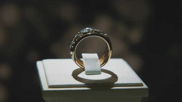 Πολύτιμο διαμάντι δακτυλίδι. Ωραία πολυτελή diamond κοσμήματα βιτρίνα με δαχτυλίδι pedant. Χρυσό δαχτυλίδι με μπριγιάν απομονώνονται σε μαύρο φόντο — Φωτογραφία Αρχείου
