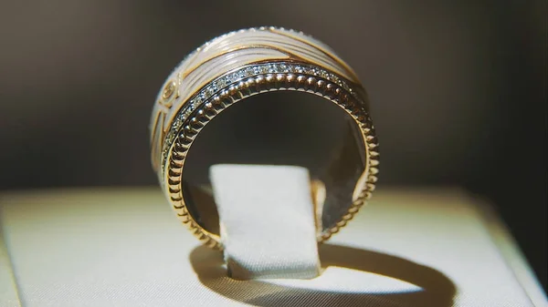 Vzácný diamant prstenů. Jemné luxusní diamantové šperky výloha s kroužkem pedant. Zlatý prsten s geniální izolované na černém pozadí — Stock fotografie