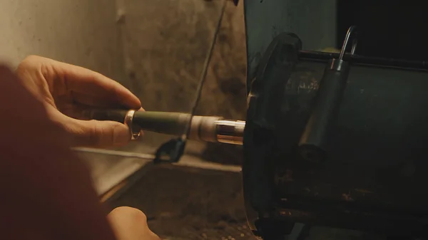 Producción de anillos. Joyero trabajando con anillo modelo cera en su taller. Joyería artesanal. Detalle de disparo con baja profundidad de campo. Joyero haciendo joyas hechas a mano en el banco de trabajo vintage. Artesanía de — Foto de Stock