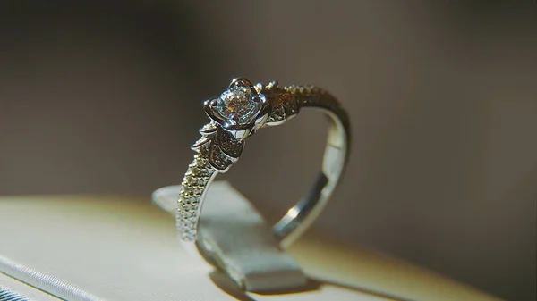 Preciosos anillos de diamantes. Exhibición fina de la ventana de la joyería del diamante de lujo con pedante del anillo. Anillo de oro con brillante aislado sobre fondo negro — Foto de Stock