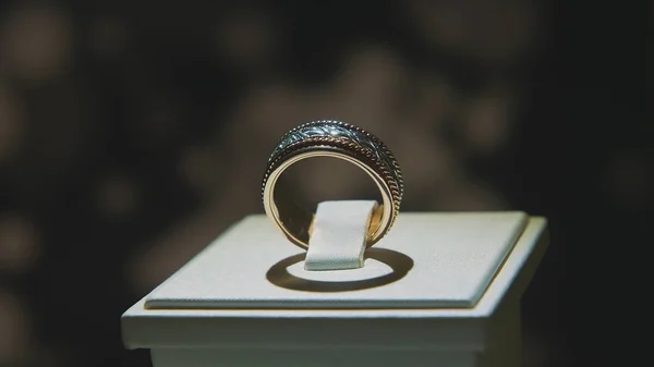 Kostbare diamanten ringen. Mooie luxe diamant juwelen etalage met ring pedant. Gouden ring met briljant geïsoleerd op zwarte achtergrond — Stockfoto