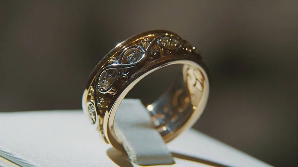 貴重なダイヤモンドの指輪。細かい高級ダイヤモンド ジュエリー ウィンドウ ディスプレイ リング融通が利かない人。黒の背景に分離の華麗な金の指輪 — ストック写真