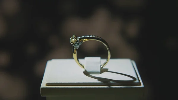 Anéis preciosos de diamantes. Exibição de janela de jóias de diamante de luxo fino com pedante de anel. Anel de ouro com brilhante isolado no fundo preto — Fotografia de Stock