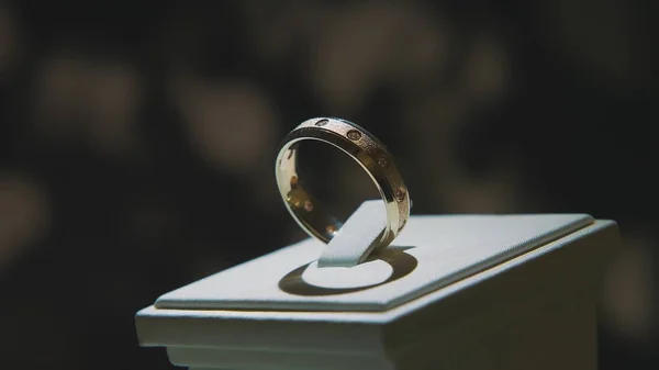 Precious diamond rings. Fine luxury diamond jewellery window display with ring pedant. Gold ring with brilliant isolated on black background — Stock Photo, Image