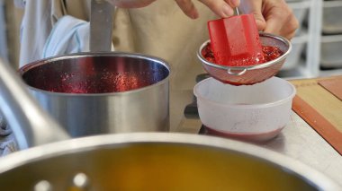 Ekmek pasta ve kurabiye pişirme sınıf. Çilekli jöle Spatula üzerinde. Berry sıkışmaları ve spatula