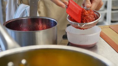 Ekmek pasta ve kurabiye pişirme sınıf. Çilekli jöle Spatula üzerinde. Berry sıkışmaları ve spatula