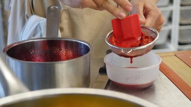 Ekmek pasta ve kurabiye pişirme sınıf. Çilekli jöle Spatula üzerinde. Berry sıkışmaları ve spatula