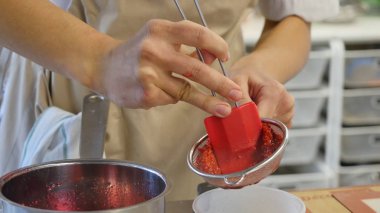 Ekmek pasta ve kurabiye pişirme sınıf. Çilekli jöle Spatula üzerinde. Berry sıkışmaları ve spatula