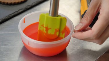 Bir çırpma teli kullanarak çilek reçeli yaptım. Çırpma teli sokup..... portre