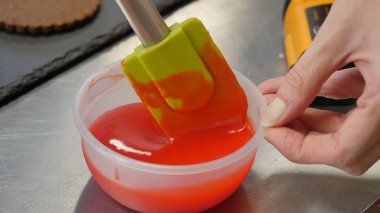 Bir çırpma teli kullanarak çilek reçeli yaptım. Çırpma teli sokup..... portre