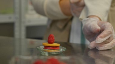 Çilek ile gözleme tanımlama. Ahududu ile lezzetli Kurabiye Pişirme