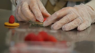 Çilek ile gözleme tanımlama. Ahududu ile lezzetli Kurabiye Pişirme