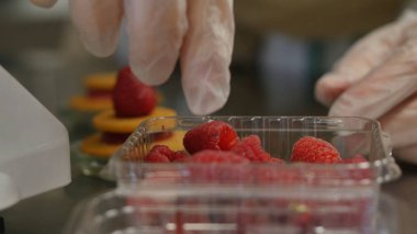 Çilek ile gözleme tanımlama. Ahududu ile lezzetli Kurabiye Pişirme