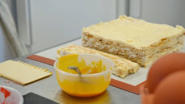 Elinde bıçakla ve taze pişmiş pasta kesme el. Ev yapımı lezzetli tatlı tatlı