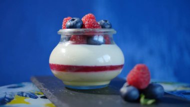 Ev yapımı yoğurt bir cam kavanoza yaban mersini ile. Çilekli yoğurt, yakın çekim.