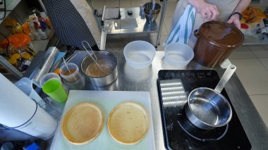 Pasta hamuru elle yapma süreci. Ev yapımı hamur işleri için malzemeler pişirme. Fırında tatlı pasta tatlı kavramı.