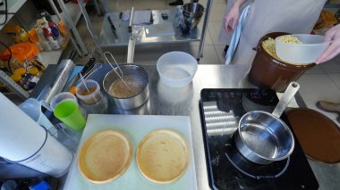 Pasta hamuru elle yapma süreci. Ev yapımı hamur işleri için malzemeler pişirme. Fırında tatlı pasta tatlı kavramı.