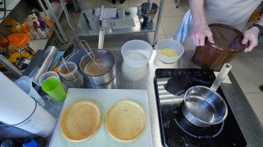 Pasta hamuru elle yapma süreci. Ev yapımı hamur işleri için malzemeler pişirme. Fırında tatlı pasta tatlı kavramı.