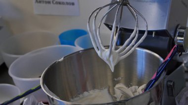 Bir blender pasta için krema. İşten sonra pasta blender