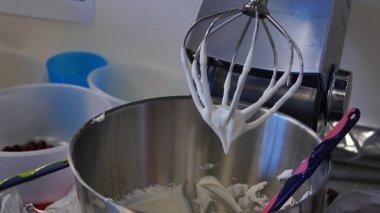 Bir blender pasta için krema. İşten sonra pasta blender