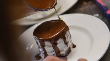 Çikolata şurubu bir kek, çikolatalı kek üzerine tepesi üzerine dökülür varlık