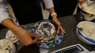 Lezzetli bir pasta krema ile dekorasyon Şef. Pasta krema ile pişirme