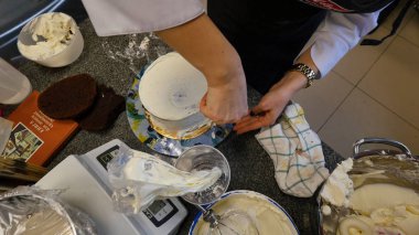 Lezzetli bir pasta krema ile dekorasyon Şef. Pasta krema ile pişirme