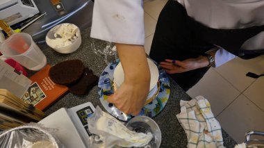 Lezzetli bir pasta krema ile dekorasyon Şef. Pasta krema ile pişirme