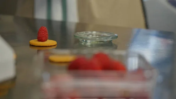 Вафельное печенье с ягодами. Приготовление вкусного печенья с малиной — стоковое фото
