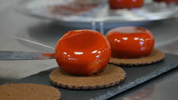 Lo chef femminile tira fuori una torta su un piatto, una presentazione di dessert. Dolce decorato biscotti — Foto Stock