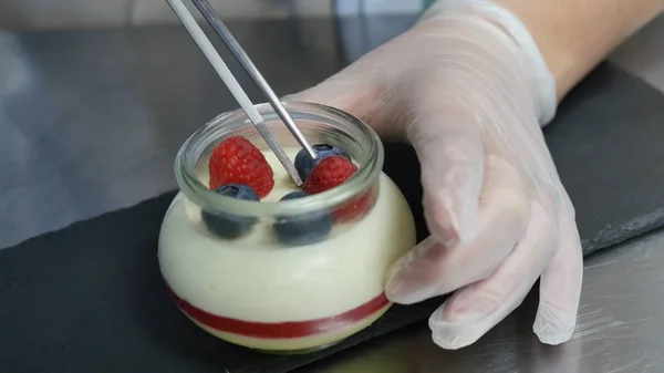 Domácí jogurt s borůvkami ve skleněné nádobce. Ruční uvedení jahoda v jogurtu — Stock fotografie