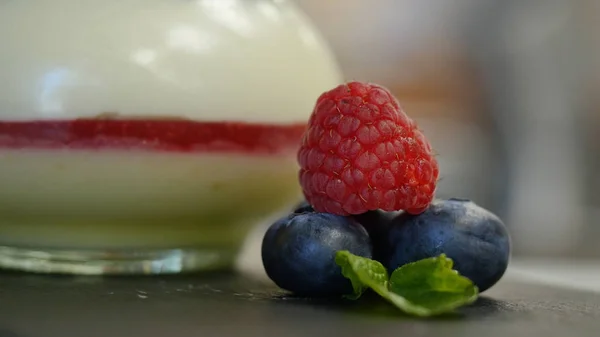 Domácí jogurt s borůvkami ve skleněné nádobce. krásně naaranžované bobule zdobí dezert, zblízka — Stock fotografie