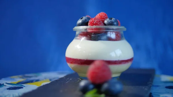 Domácí jogurt s borůvkami ve skleněné nádobce. Jahoda v jogurtu, zblízka. — Stock fotografie