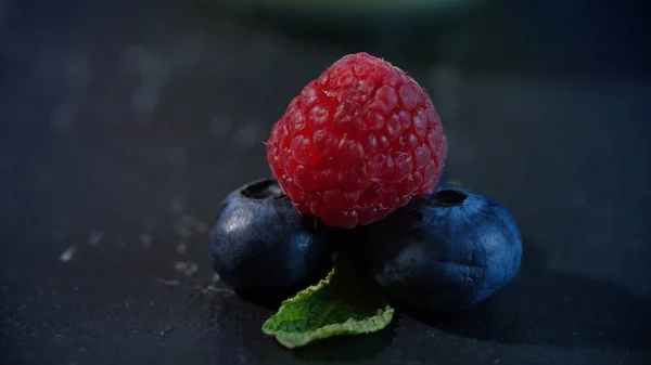 Свежие фрукты - черника, малина. красиво облицованная малиной и черникой — стоковое фото