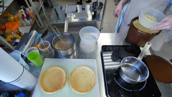 Pasta hamuru elle yapma süreci. Ev yapımı hamur işleri için malzemeler pişirme. Fırında tatlı pasta tatlı kavramı.