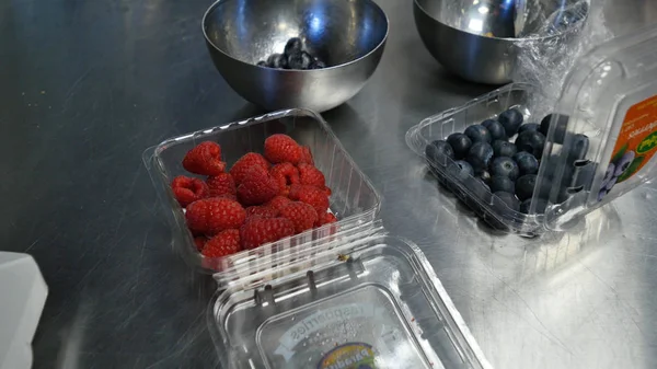 Färsk frukt - blåbär, hallon. vackert kantade med hallon och blåbär — Stockfoto