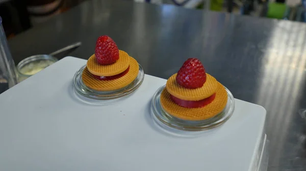 Bolinhos de waffle com bagas. Cozinhar deliciosos biscoitos com framboesas — Fotografia de Stock