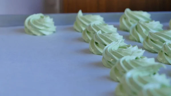Aperte o recheio de creme no cupcake verde, close-up — Fotografia de Stock