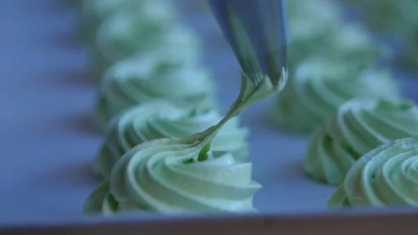 Aprieta el relleno de crema en el cupcake verde — Foto de Stock