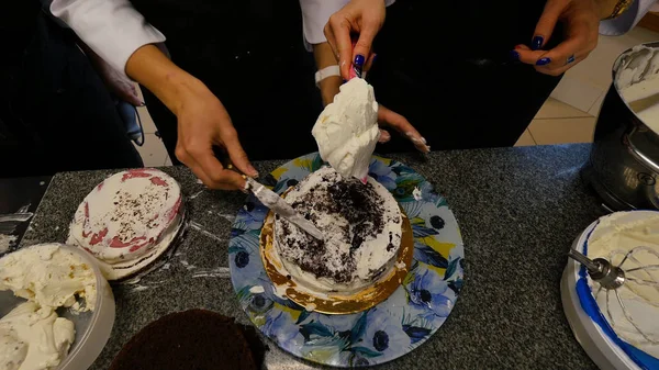 Chef decorar um delicioso bolo com creme. Cozinhar um bolo com creme — Fotografia de Stock