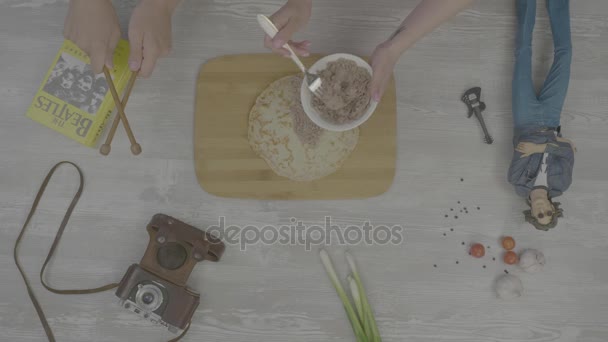 ぬいぐるみのパンケーキを調理します。テーブルの上: 本、古いカメラ、タマネギ、ニンニクとグッズ映像スタイル instaram — ストック動画