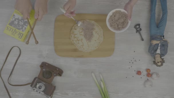 Cucinare frittelle ripiene. Sul tavolo è: un libro, una vecchia macchina fotografica, cipolla, aglio e filmati giocattolo stile instaram — Video Stock