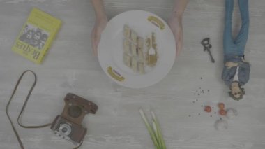 Ellerini koymak plaka hazır krep doldurulmuş. Geçerli: bir kitap, bir eski fotoğraf makinesi, soğan, sarımsak ve oyuncak görüntüleri stil instaram