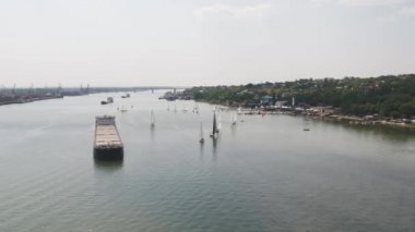 Boğazı büyük bir tanker ile küçük yelkenli teknelerle. Teknelerden ve bir tanker