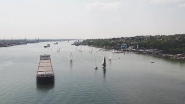 Boğazı büyük bir tanker ile küçük yelkenli teknelerle. Teknelerden ve bir tanker