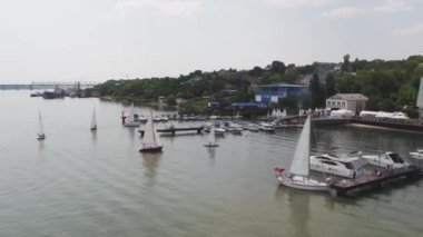 Yelkenli harbor, birçok güzel Yelkenli Yatlar liman, modern su taşıma, yaz aylarında tatil demirleyen