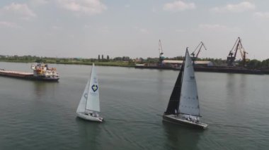 Mavi Göl su üzerinde yüzen teknelerden. Rekabet spor yelken. Yat ve güzel deniz manzaraları